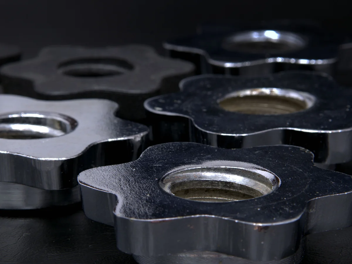 Electroplated 3D printed component with a metallic surface coating