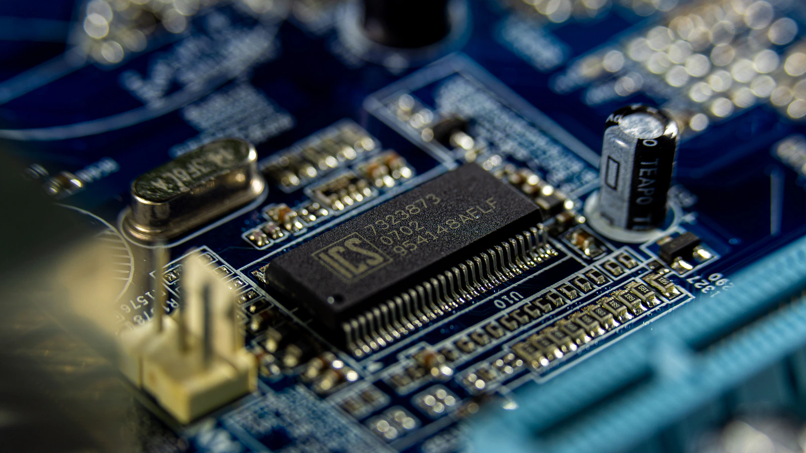 Electronic and communication equipment with machined aluminum components