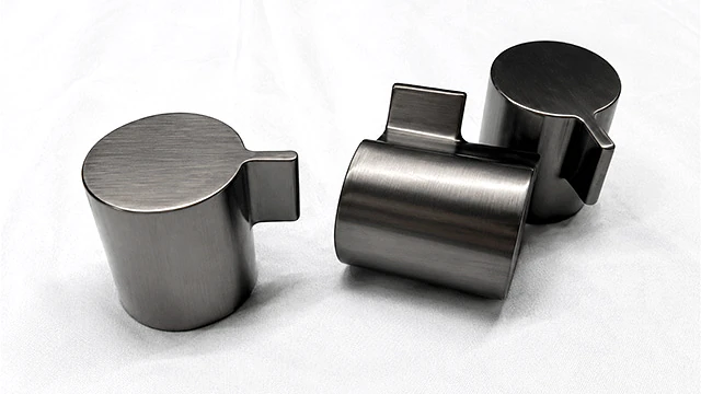 Machined metal components with a uniform brushed surface finish