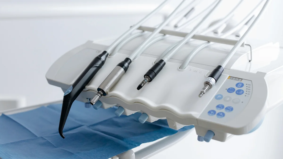 Dental handpieces and precision cleaning instruments in a clinical unit